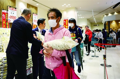 5月31日,在日本东京的一家超市,顾客排队购买储备米 本版图片均由新华社发